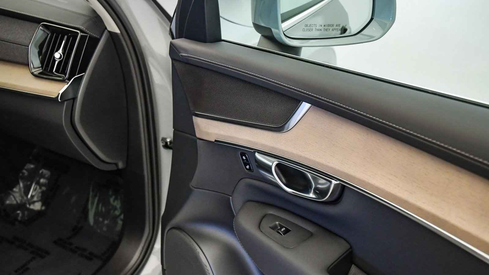 Certified 2025 Volvo XC90 B6 Core w/ Protection Package Premier image 18