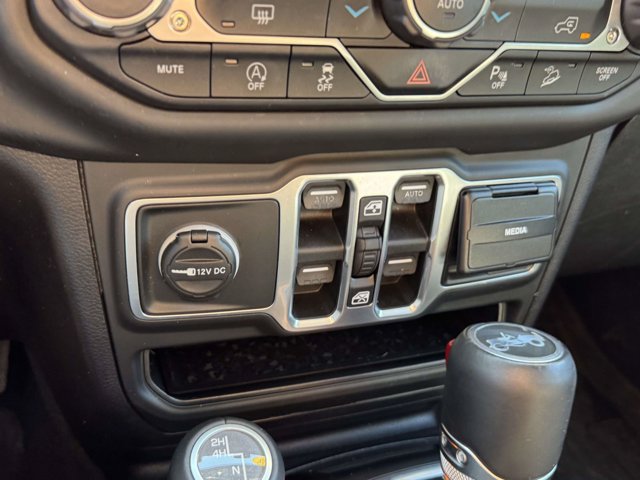 Used 2018 Jeep Wrangler Unlimited Sahara AWD/4WD image 23