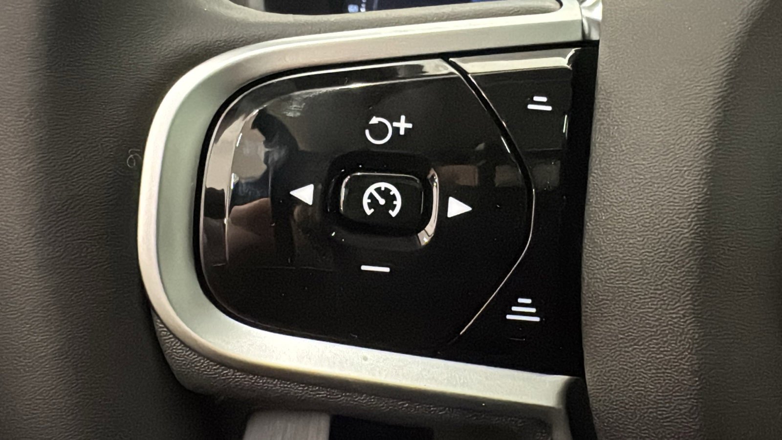 New 2026 Volvo XC90 B6 Plus w/ Protection Package Premier image 13