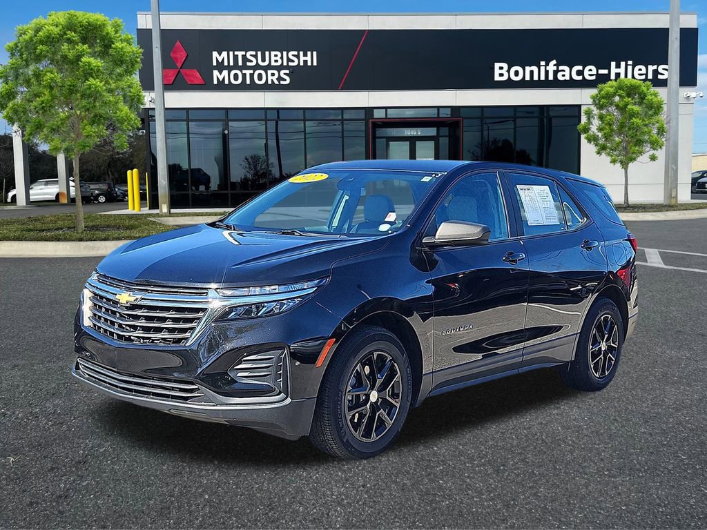 Used 2022 Chevrolet Equinox LS image 2