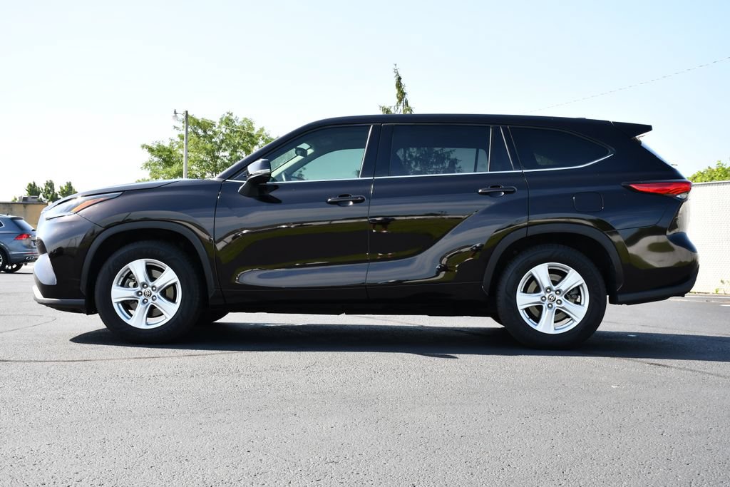 Used 2021 Toyota Highlander LE FWD image 4
