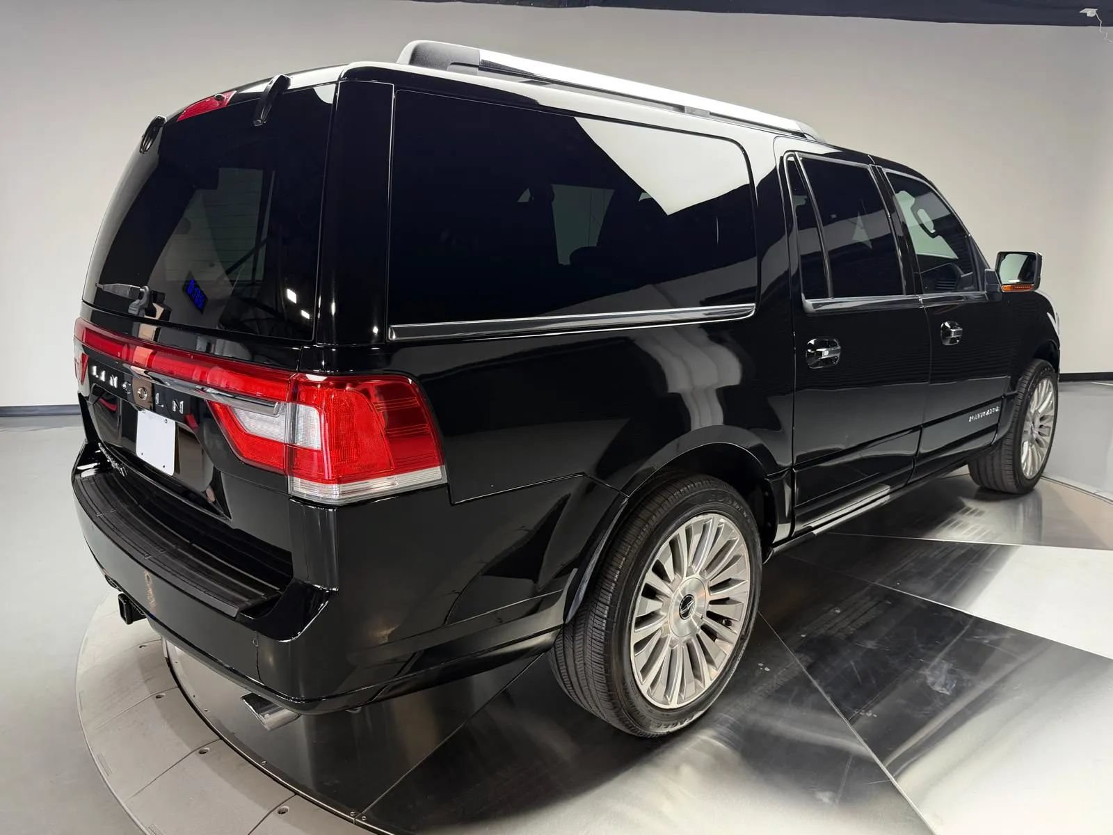 Used 2017 Lincoln Navigator L Select RWD image 2