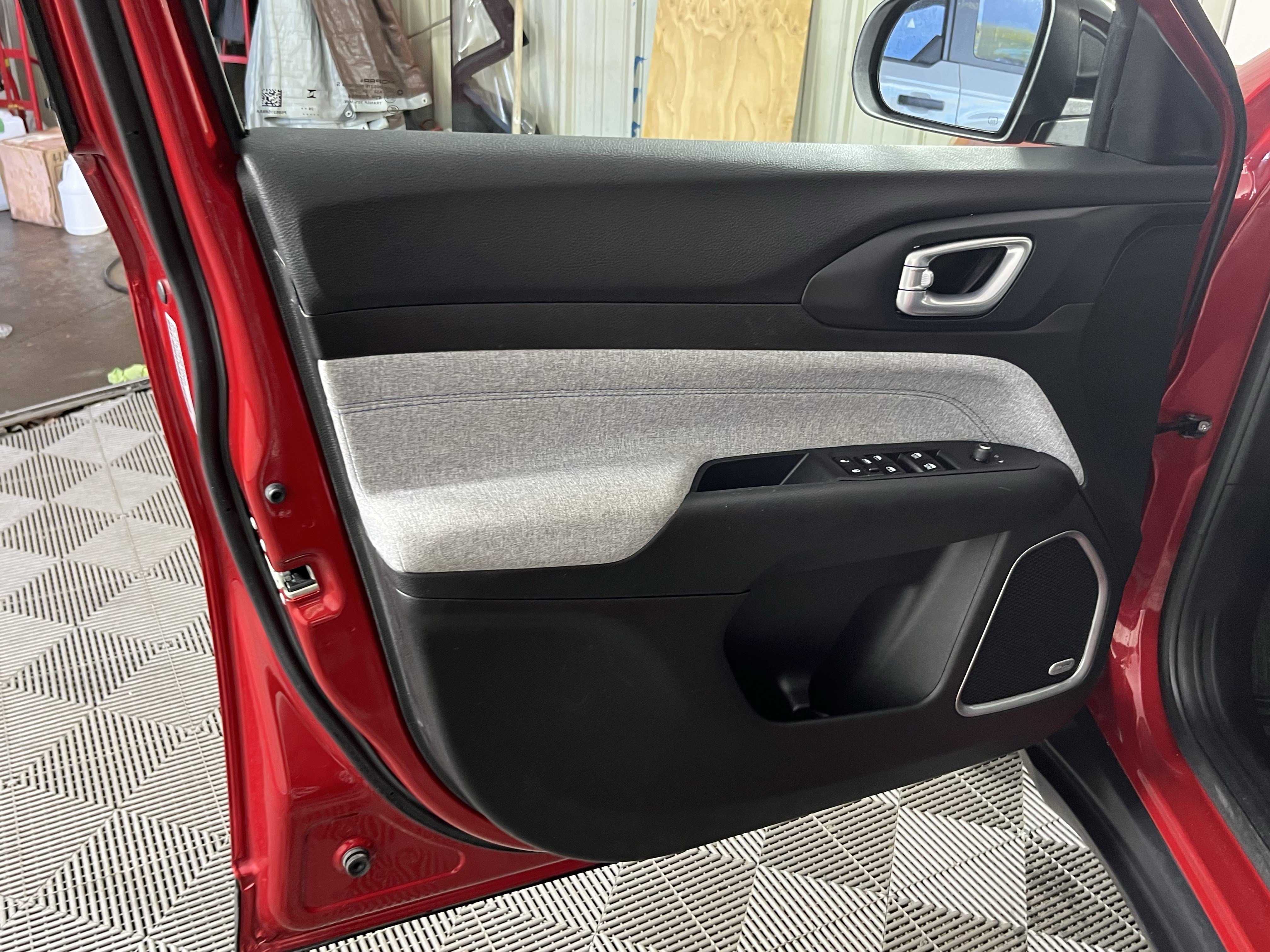 Used 2025 Jeep Compass Latitude w/ Sun & Sound Group image 15