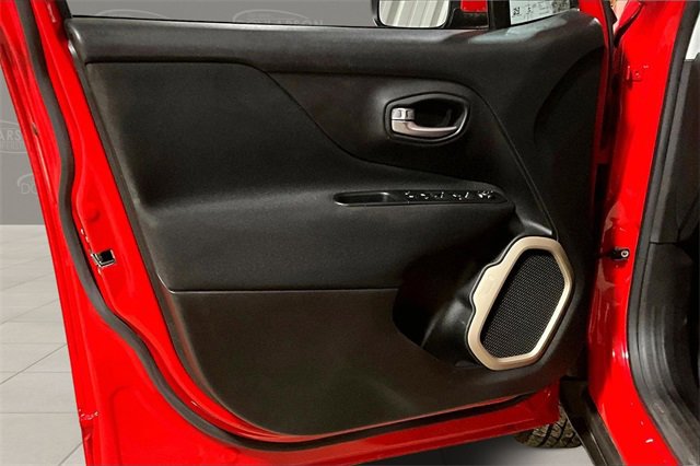 Used 2017 Jeep Renegade Latitude w/ Popular Equipment Group image 11