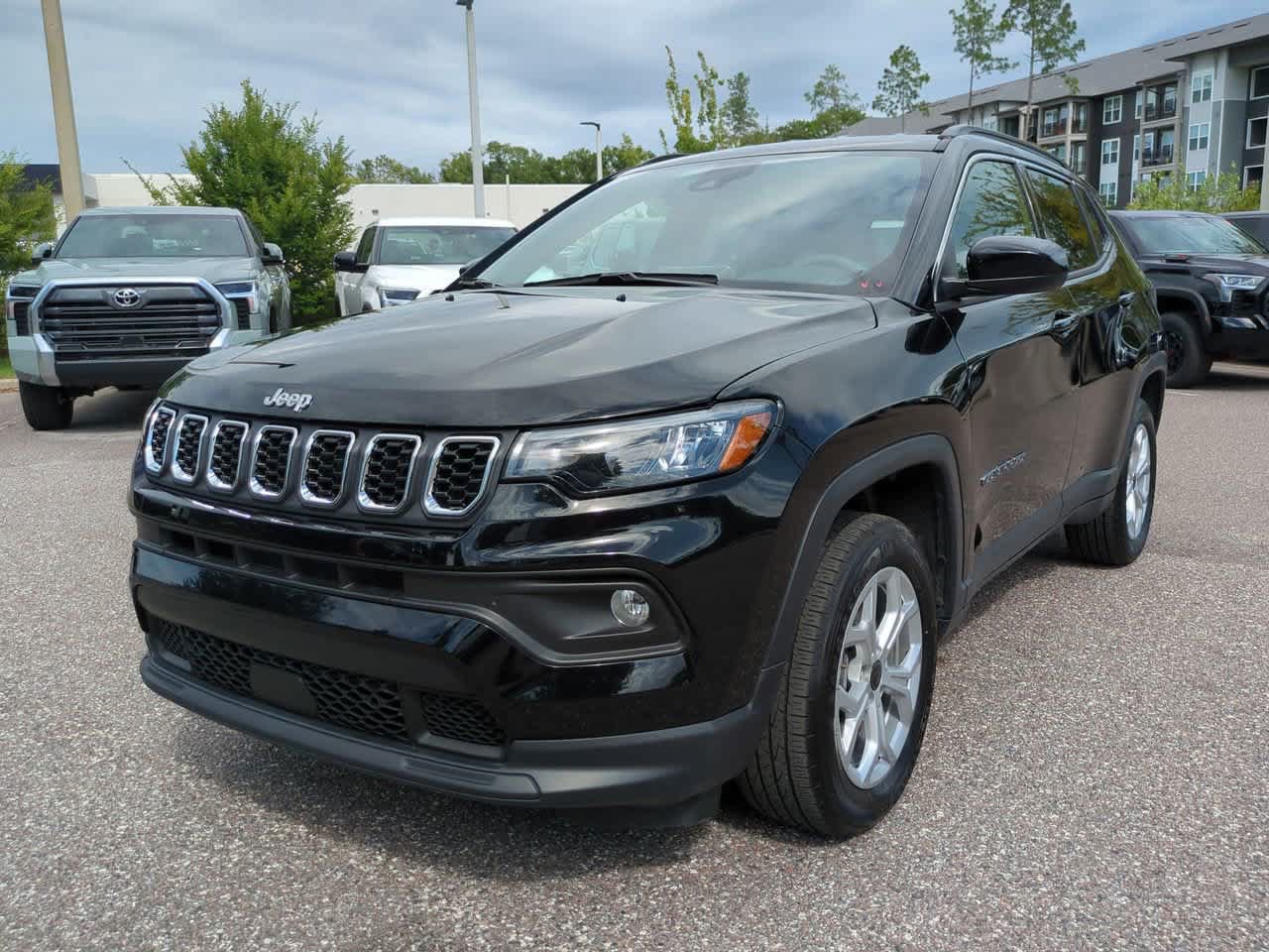 Used 2025 Jeep Compass Latitude AWD/4WD image 2