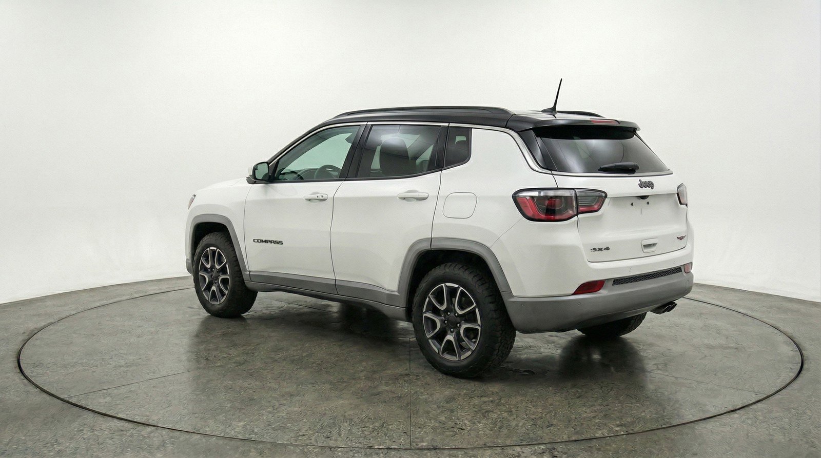 Used 2025 Jeep Compass Trailhawk image 6