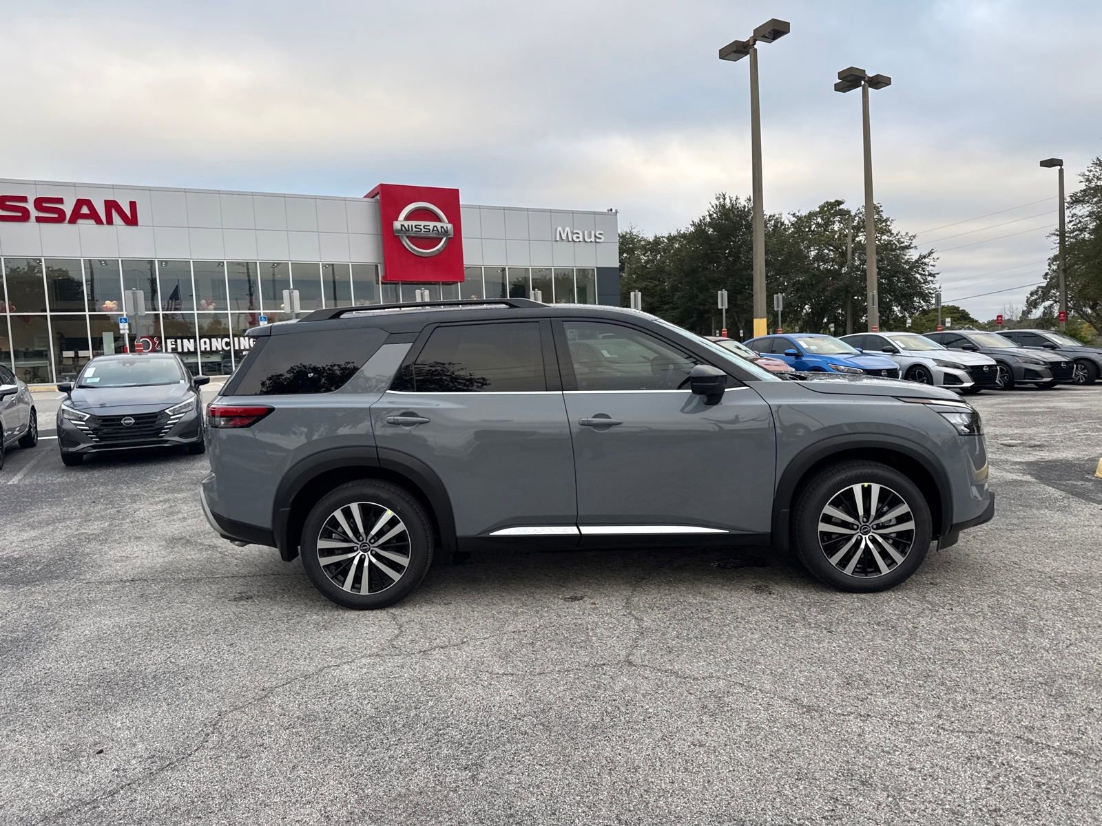 New 2025 Nissan Pathfinder Platinum w/ Black Appearance Package image 5