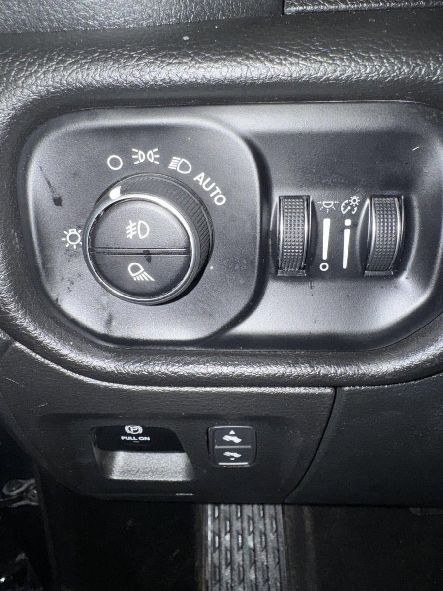 Used 2025 RAM 1500 Laramie AWD/4WD image 16