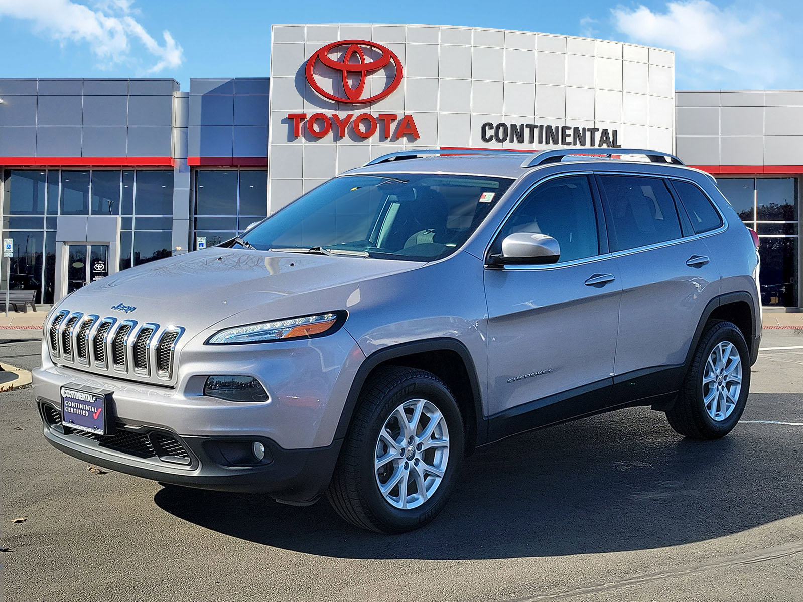 Used 2017 Jeep Cherokee Latitude w/ Cold Weather Group image 3