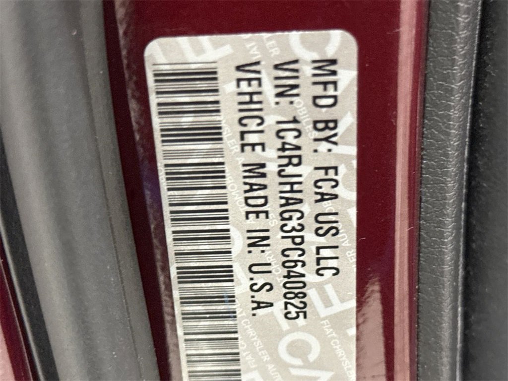 Used 2023 Jeep Grand Cherokee Laredo image 27