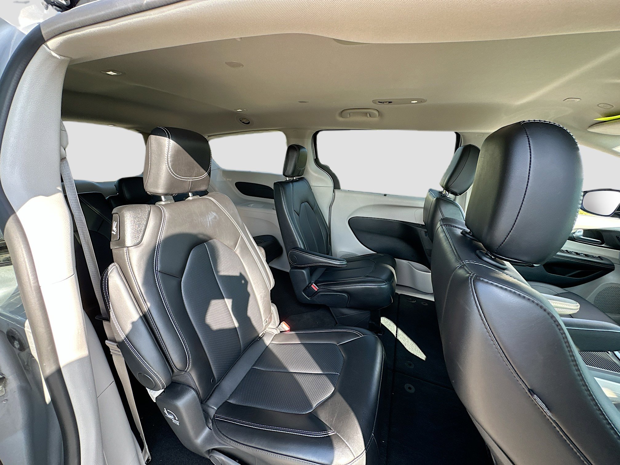 Used 2024 Chrysler Pacifica Touring-L image 26