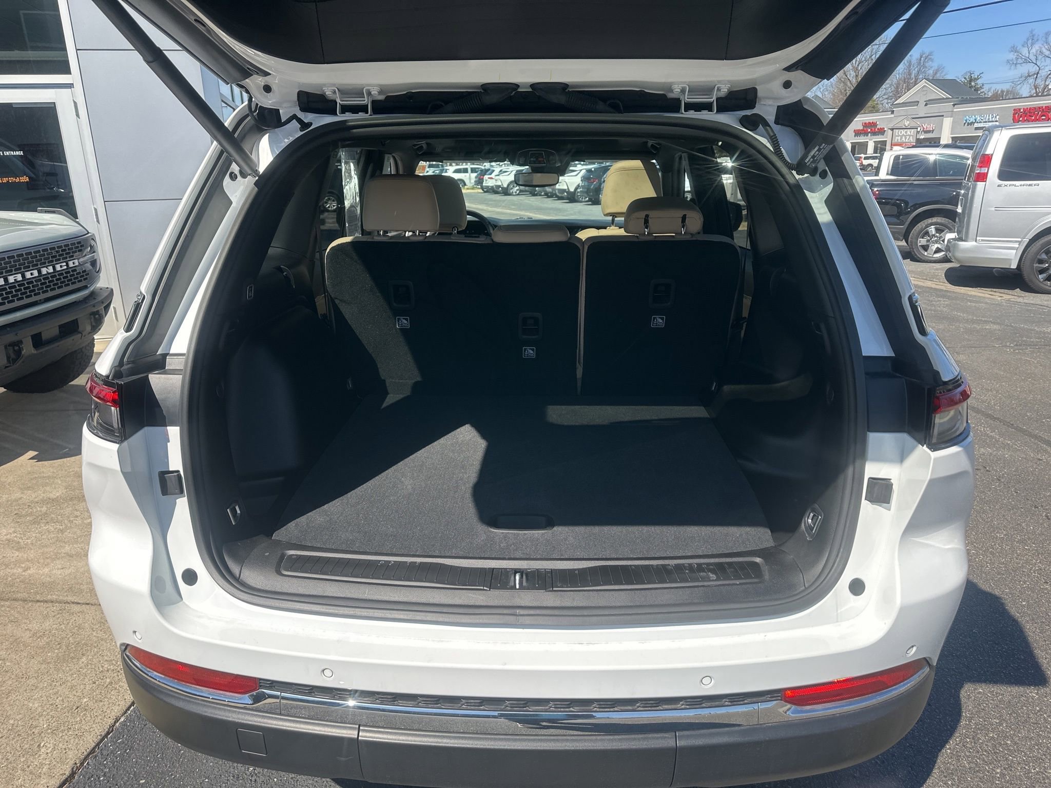 Used 2023 Jeep Grand Cherokee Limited image 16