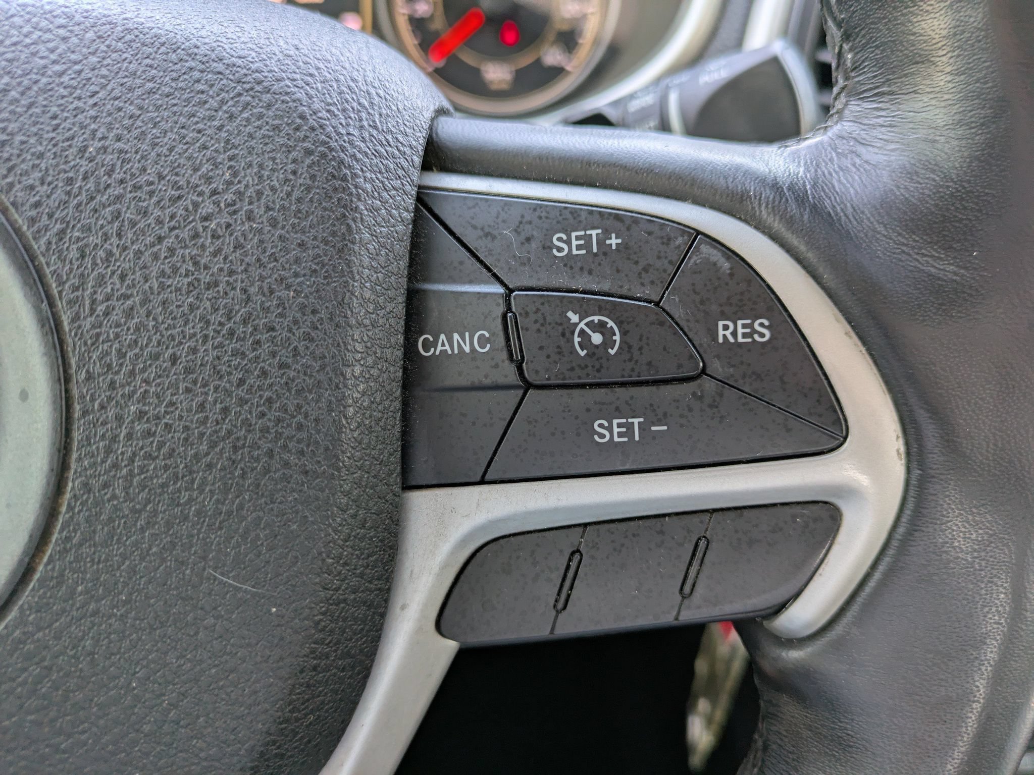 Used 2015 Jeep Cherokee Latitude w/ Cold Weather Group AWD/4WD image 26