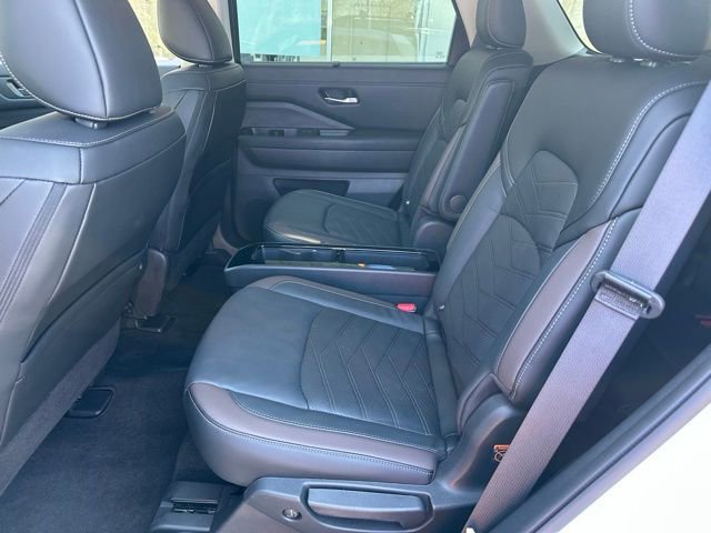 Used 2025 Nissan Pathfinder Platinum AWD/4WD image 27