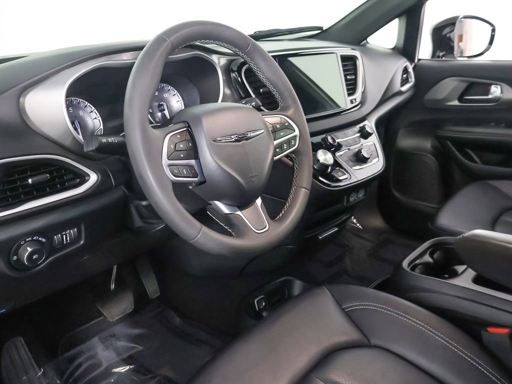 Used 2025 Chrysler Pacifica Select FWD image 26