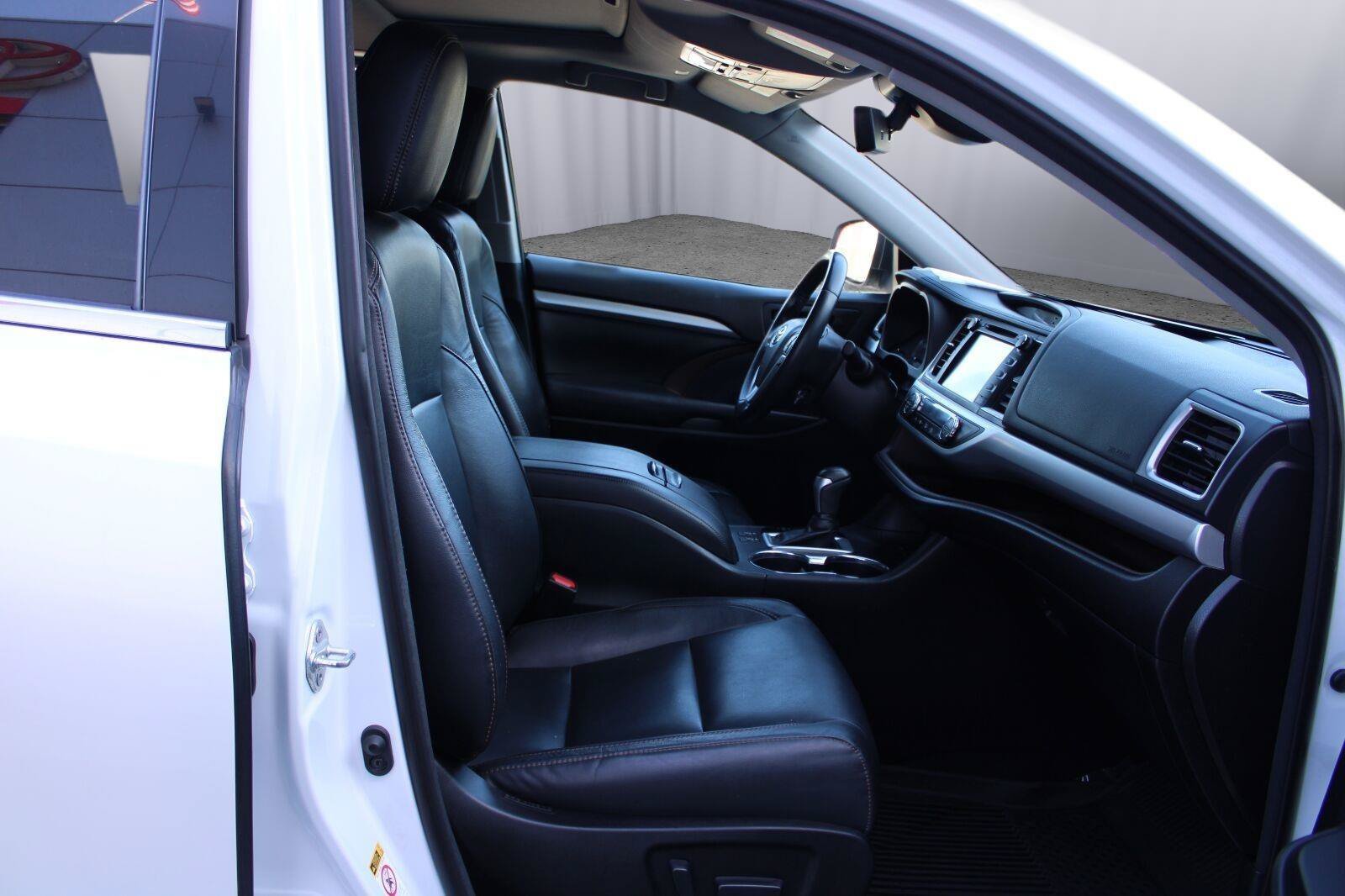 Used 2018 Toyota Highlander XLE AWD/4WD image 41