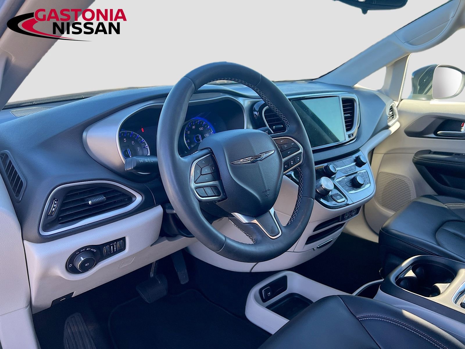 Used 2023 Chrysler Pacifica Touring-L image 11