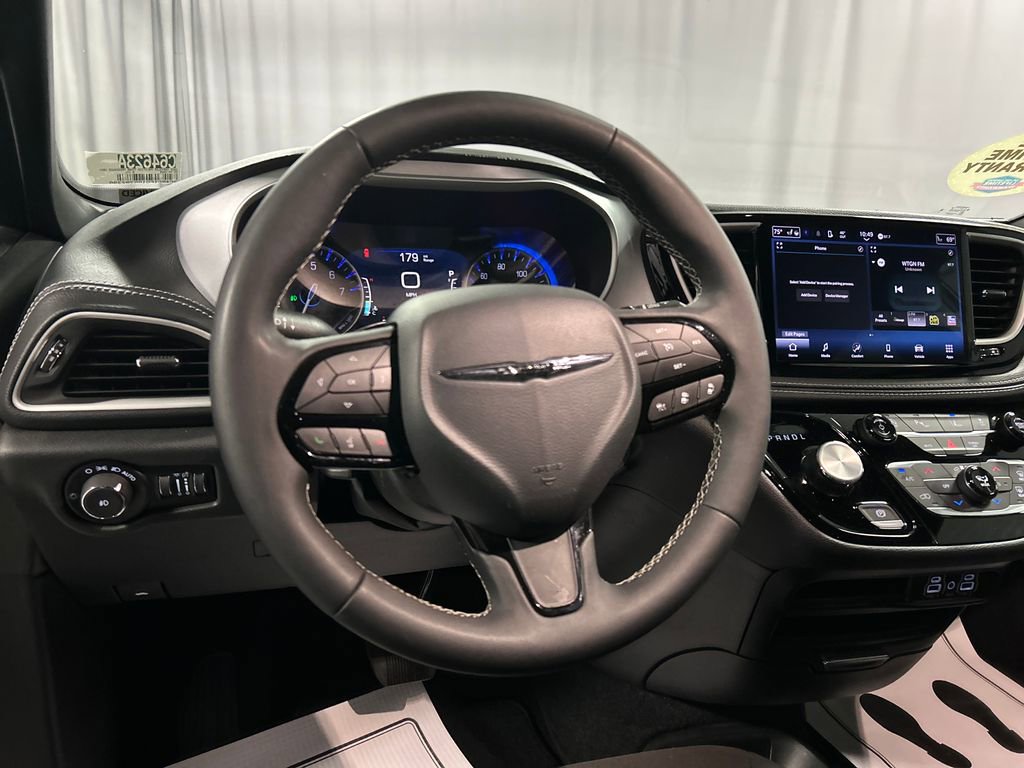 Used 2024 Chrysler Pacifica Touring FWD image 15
