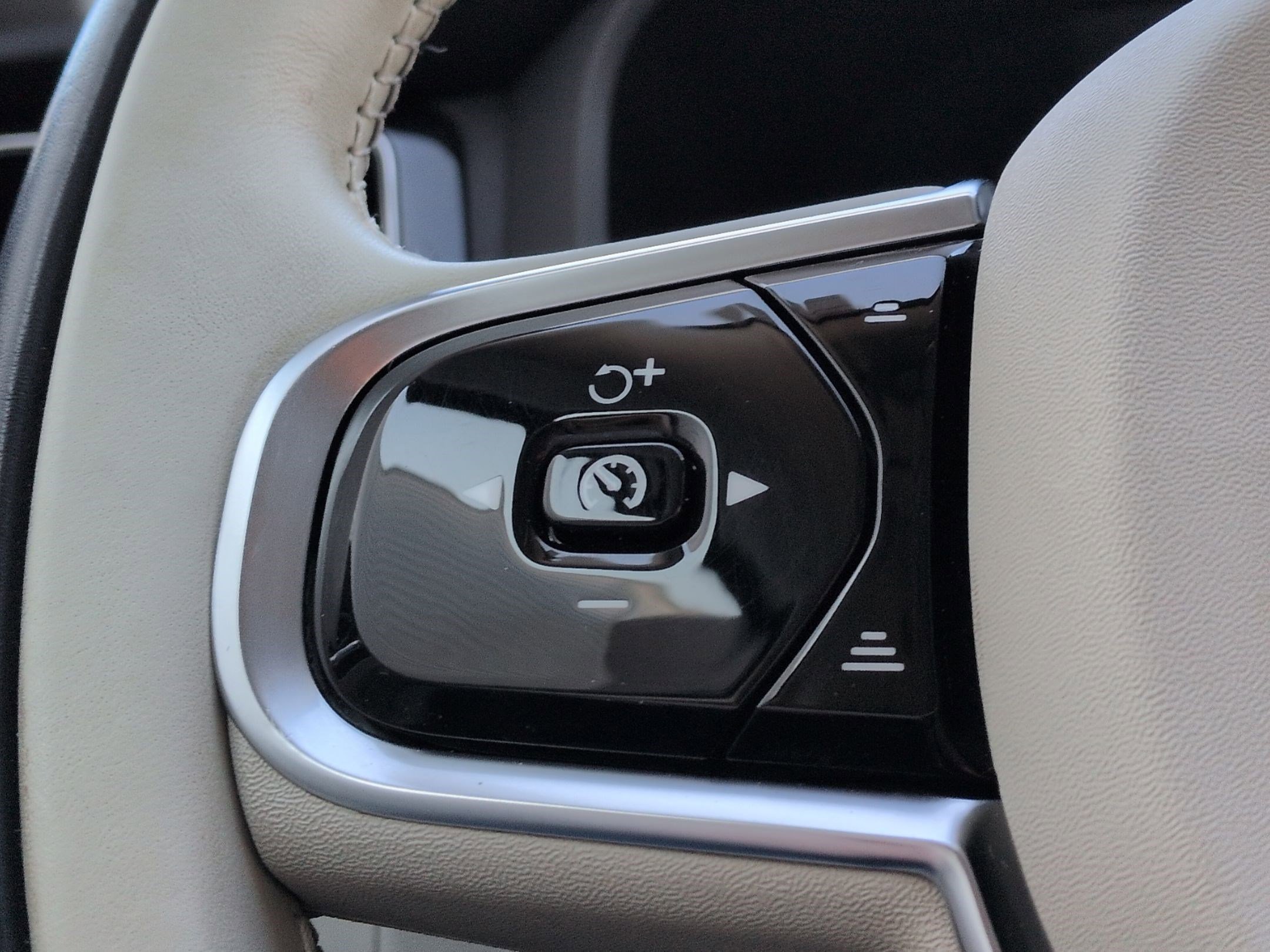 Certified 2023 Volvo XC60 T8 Plus image 18