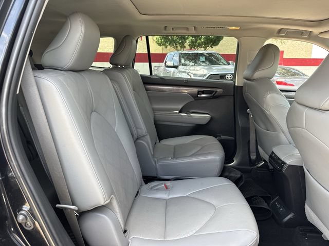 Used 2024 Toyota Highlander Platinum AWD/4WD image 35
