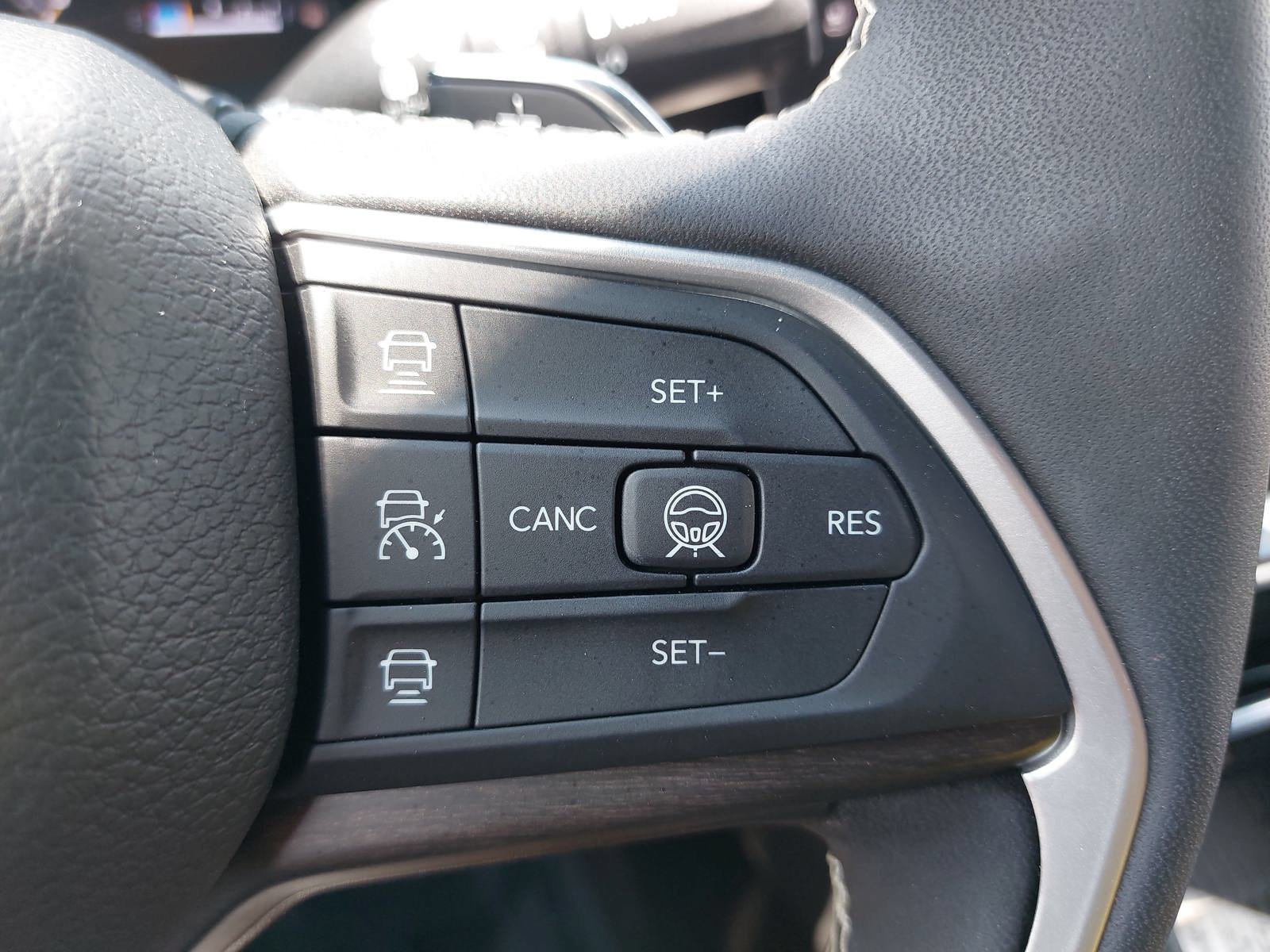 Used 2026 Jeep Grand Cherokee Limited AWD/4WD image 18