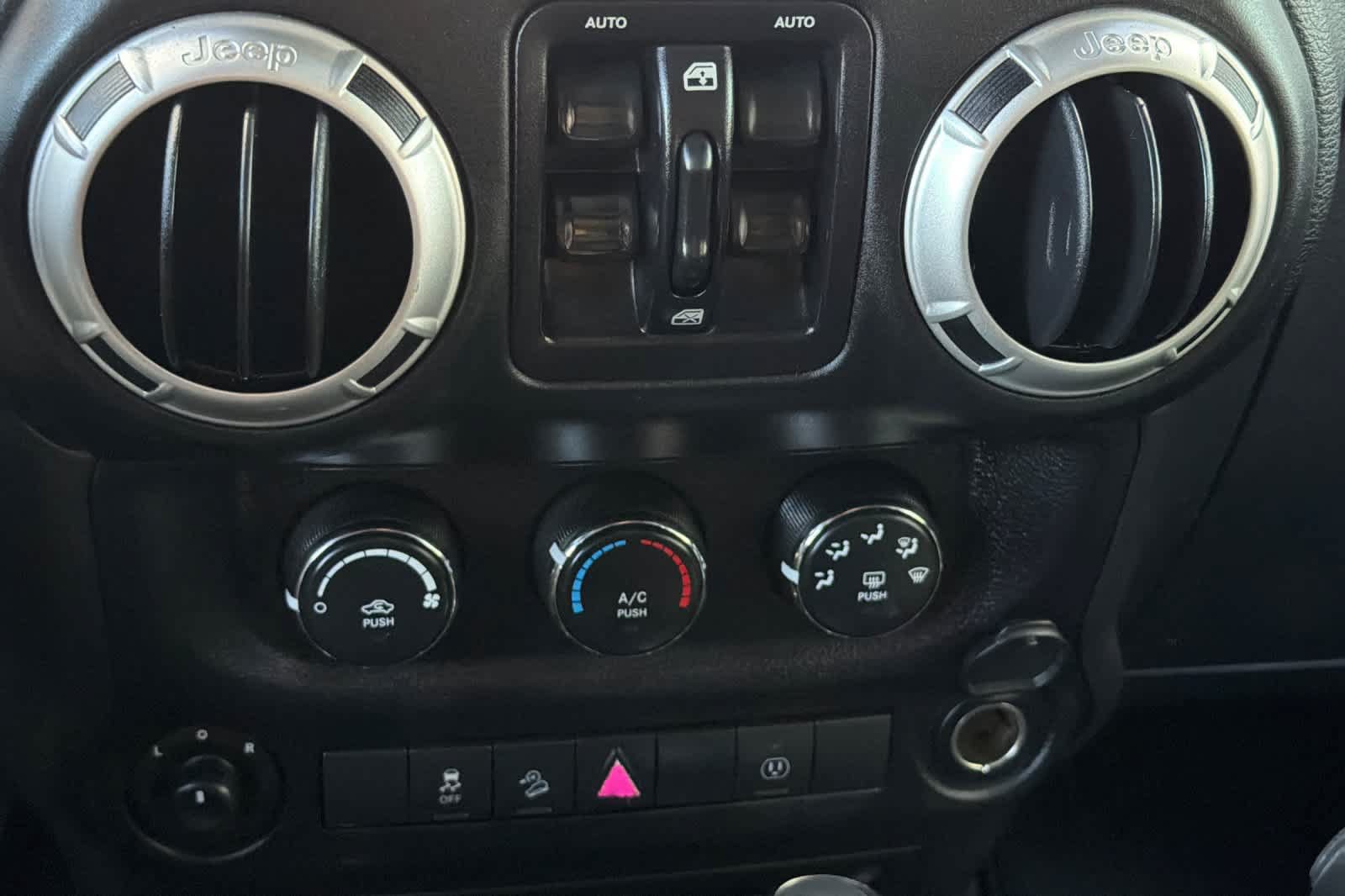 Used 2016 Jeep Wrangler Unlimited Sahara w/ Connectivity Group AWD/4WD image 22