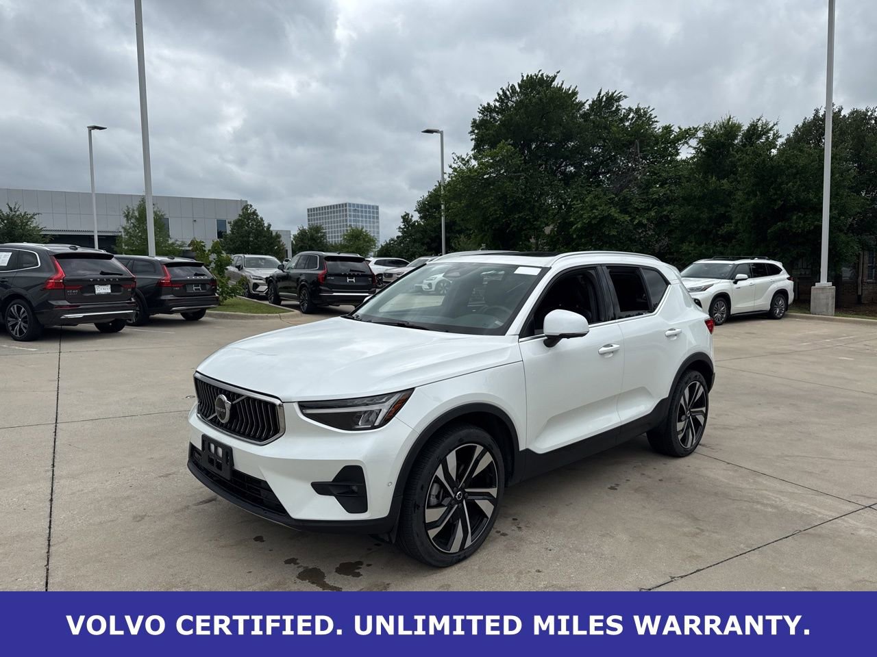 Certified 2025 Volvo XC40 B5 Plus AWD/4WD image 1