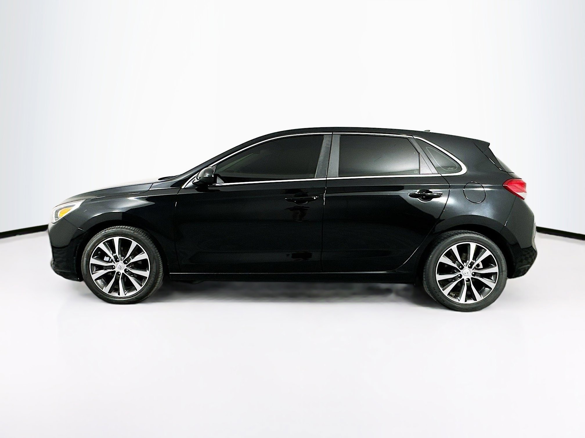 Used 2019 Hyundai Elantra GT image 4