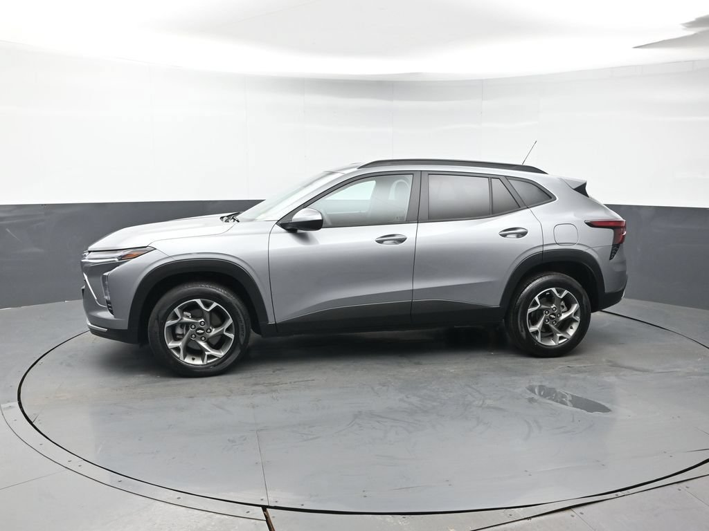 Used 2025 Chevrolet Trax LT FWD image 2