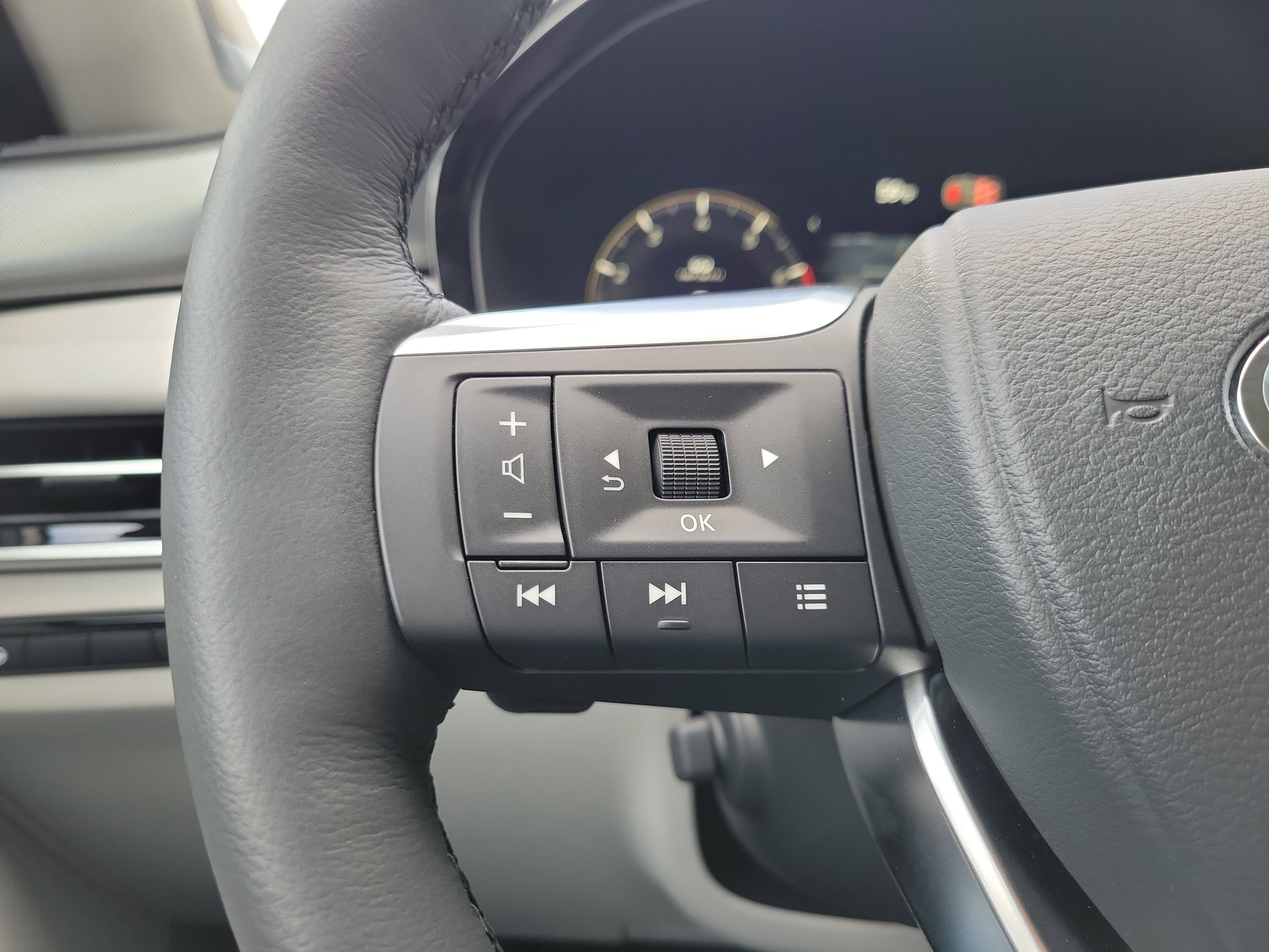 New 2026 INFINITI QX60 Luxe w/ Family Package image 30