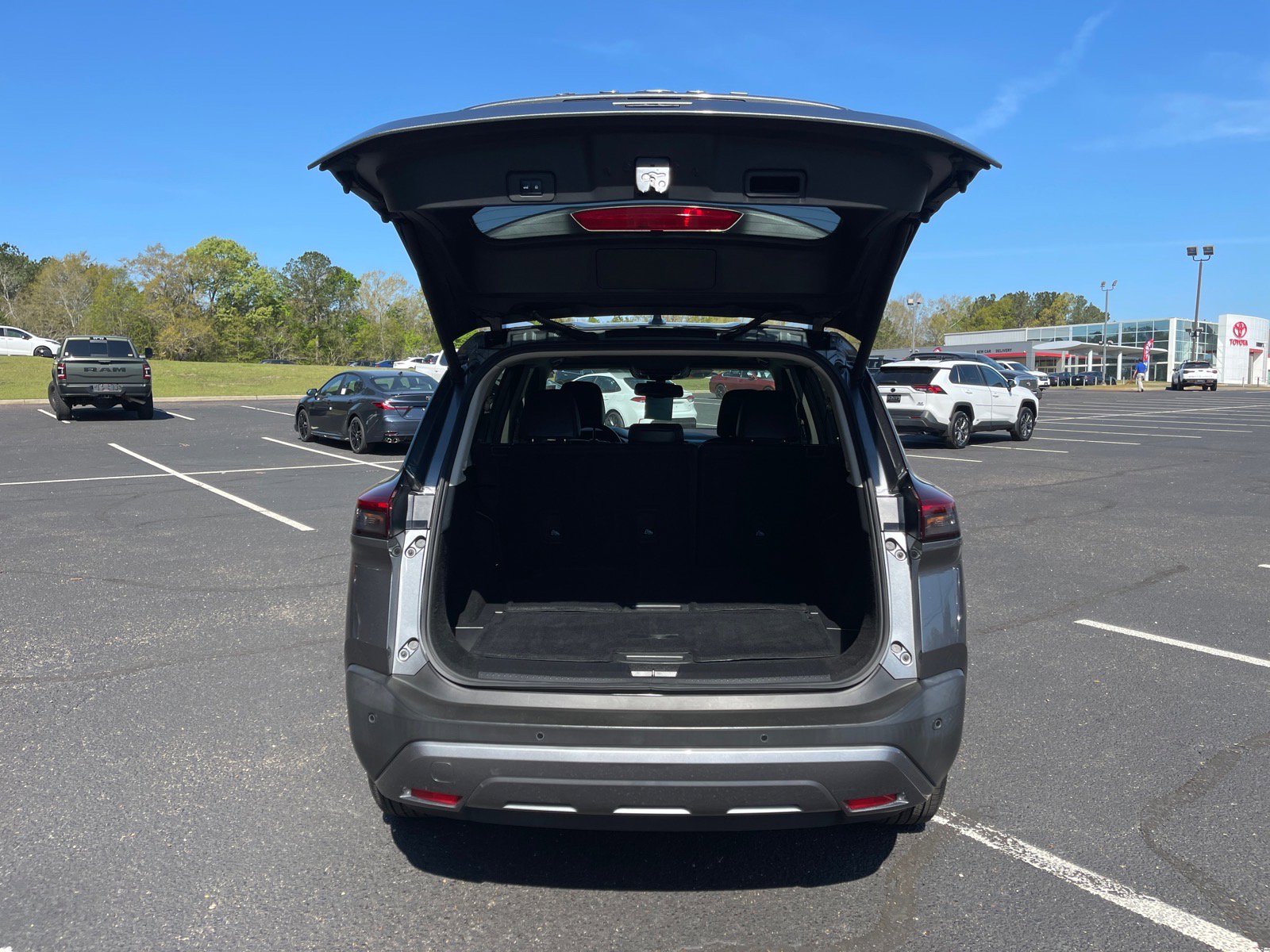 Used 2023 Nissan Rogue SL AWD/4WD image 16