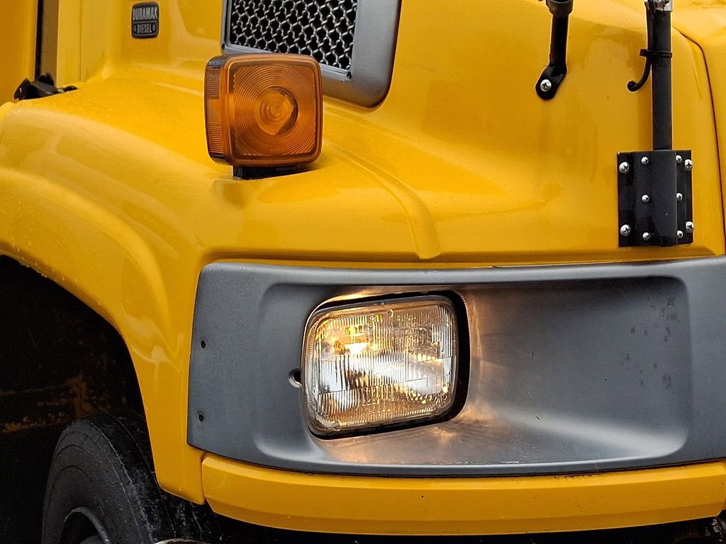 Used 2005 Chevrolet Kodiak C5500 2WD Regular Cab image 9