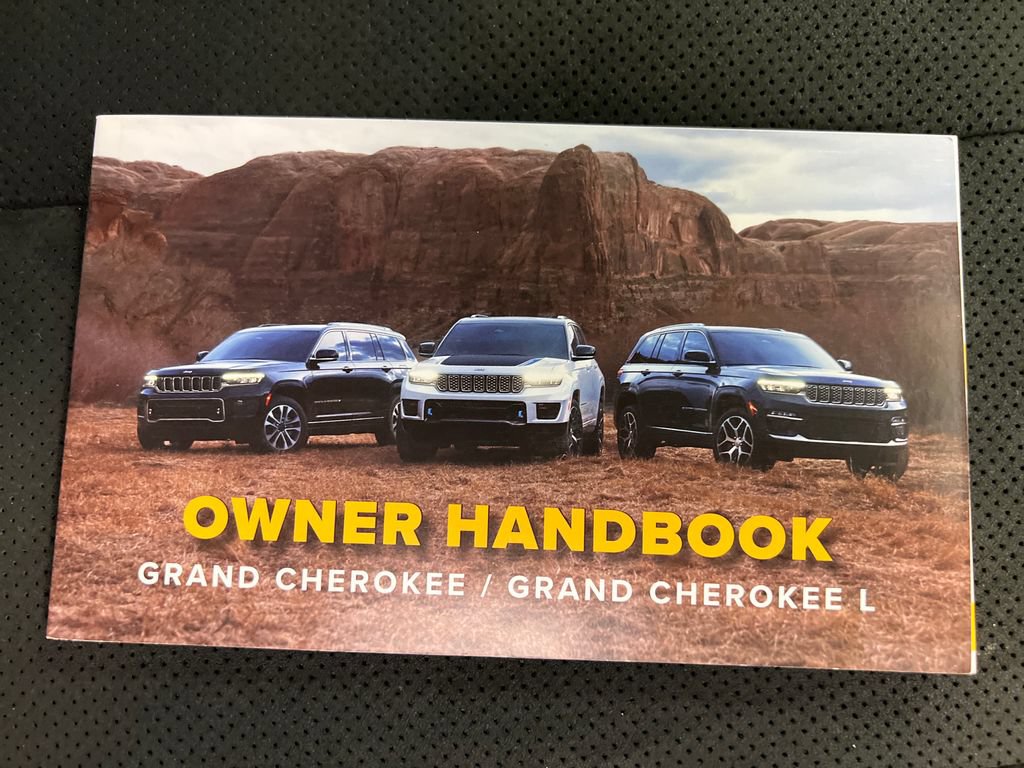 Used 2025 Jeep Grand Cherokee Altitude AWD/4WD image 34