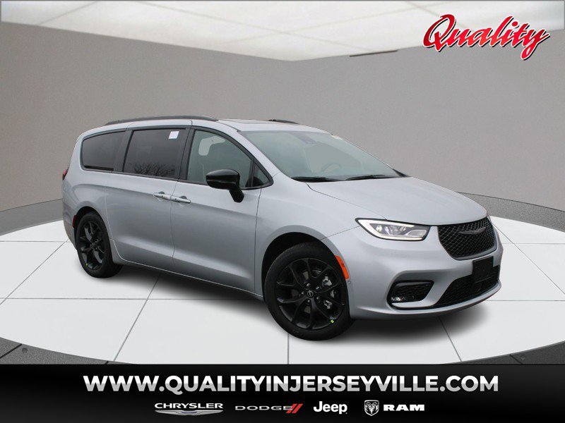 New 2026 Chrysler Pacifica Limited w/ Uconnect Theater Family Group