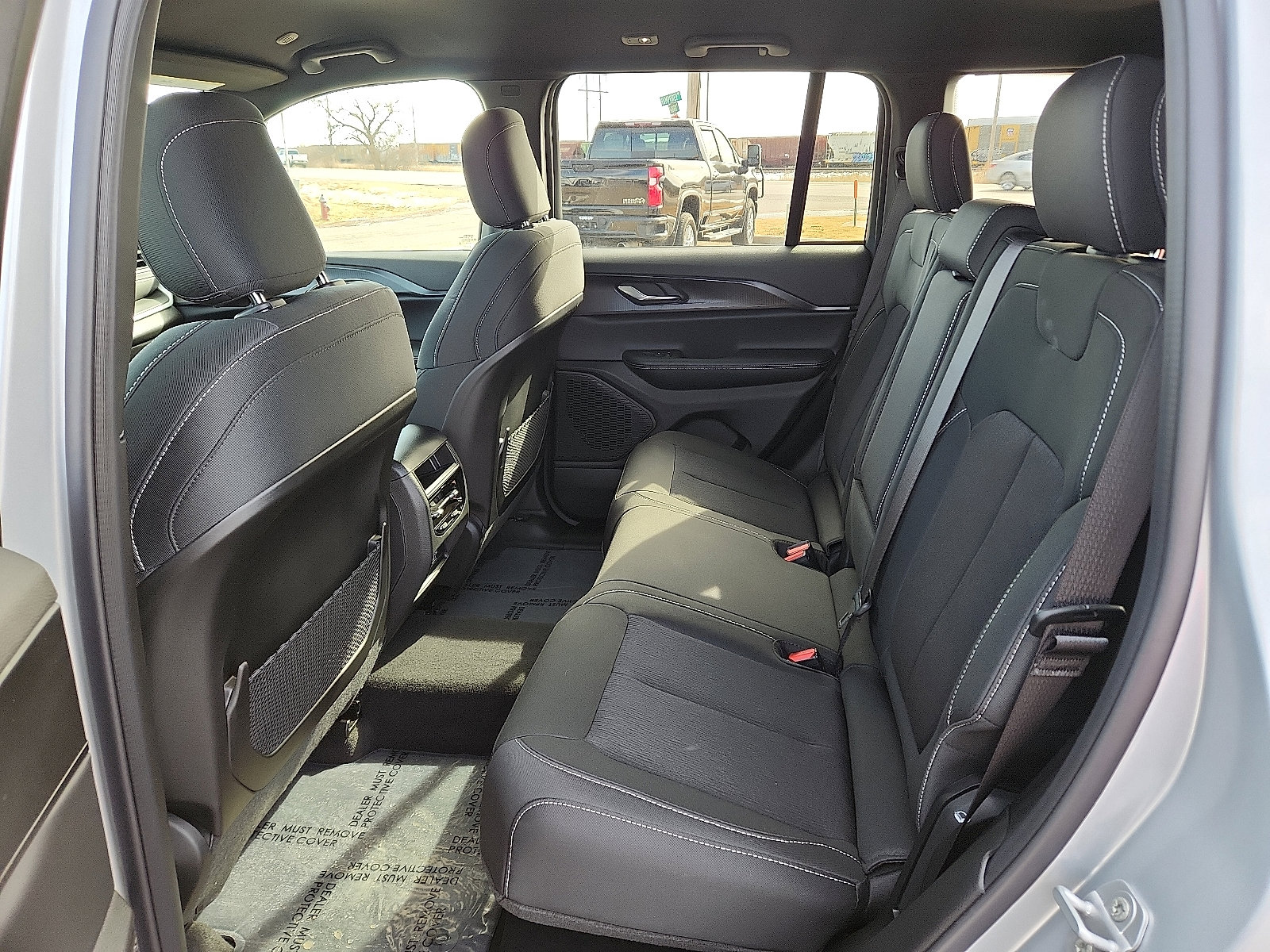 Used 2025 Jeep Grand Cherokee Laredo image 9