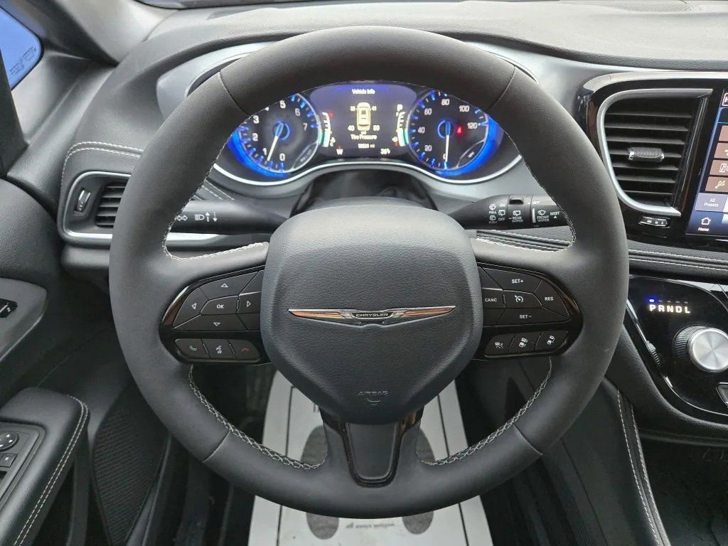 Used 2025 Chrysler Pacifica Limited FWD image 14