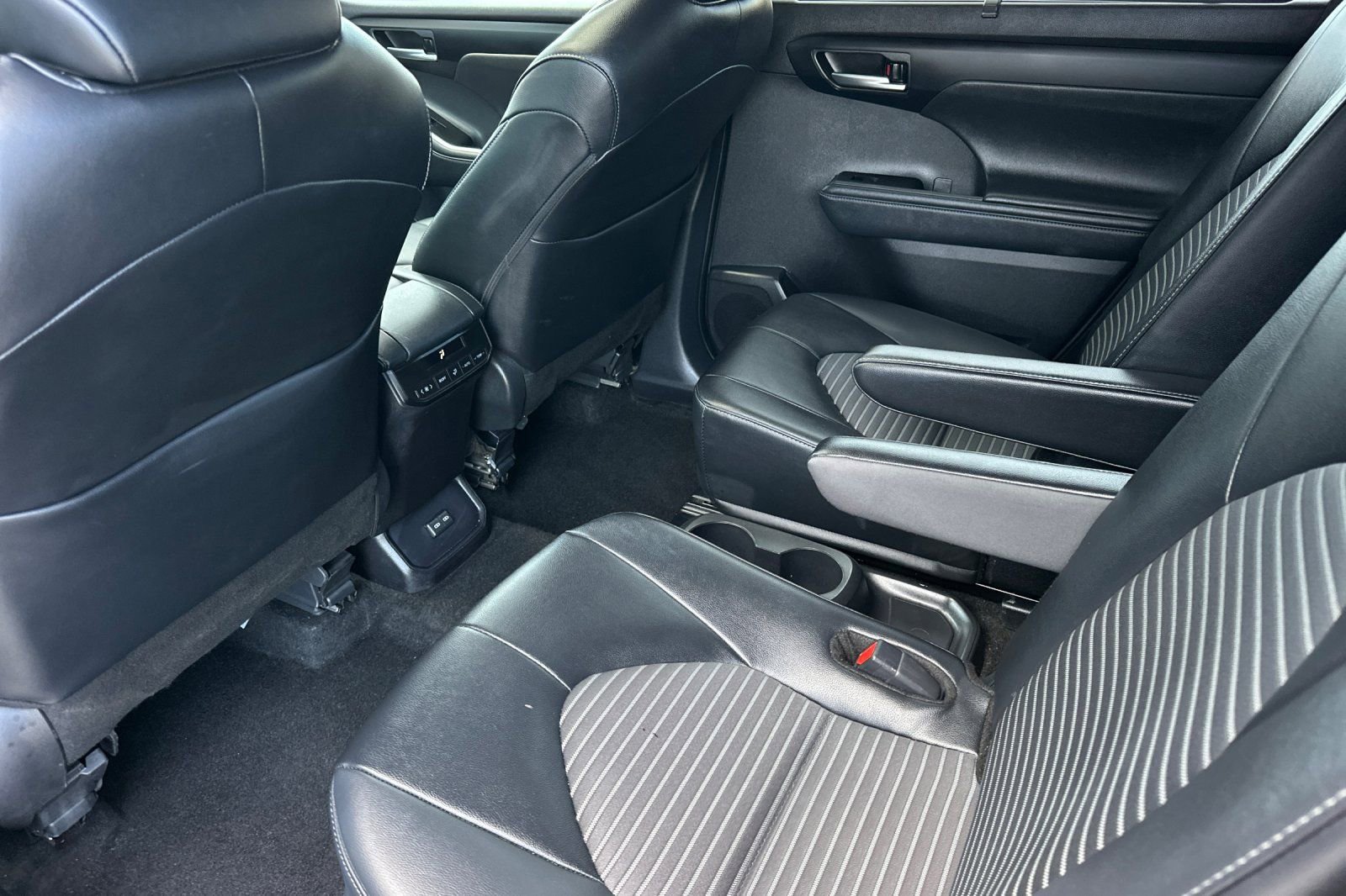 Used 2025 Toyota Highlander XSE image 14