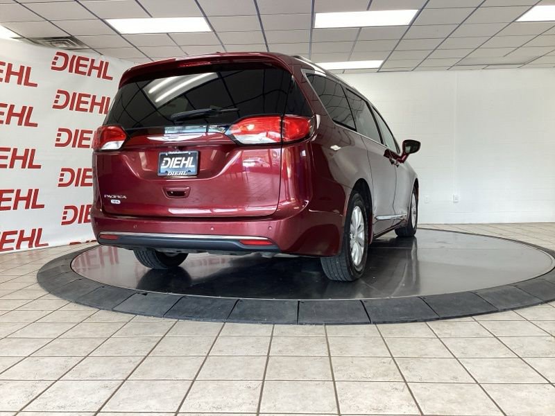 Used 2017 Chrysler Pacifica Touring-L FWD image 7