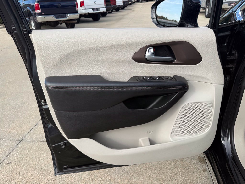Used 2019 Chrysler Pacifica Touring-L Plus w/ Advanced Safetytec Group FWD image 23