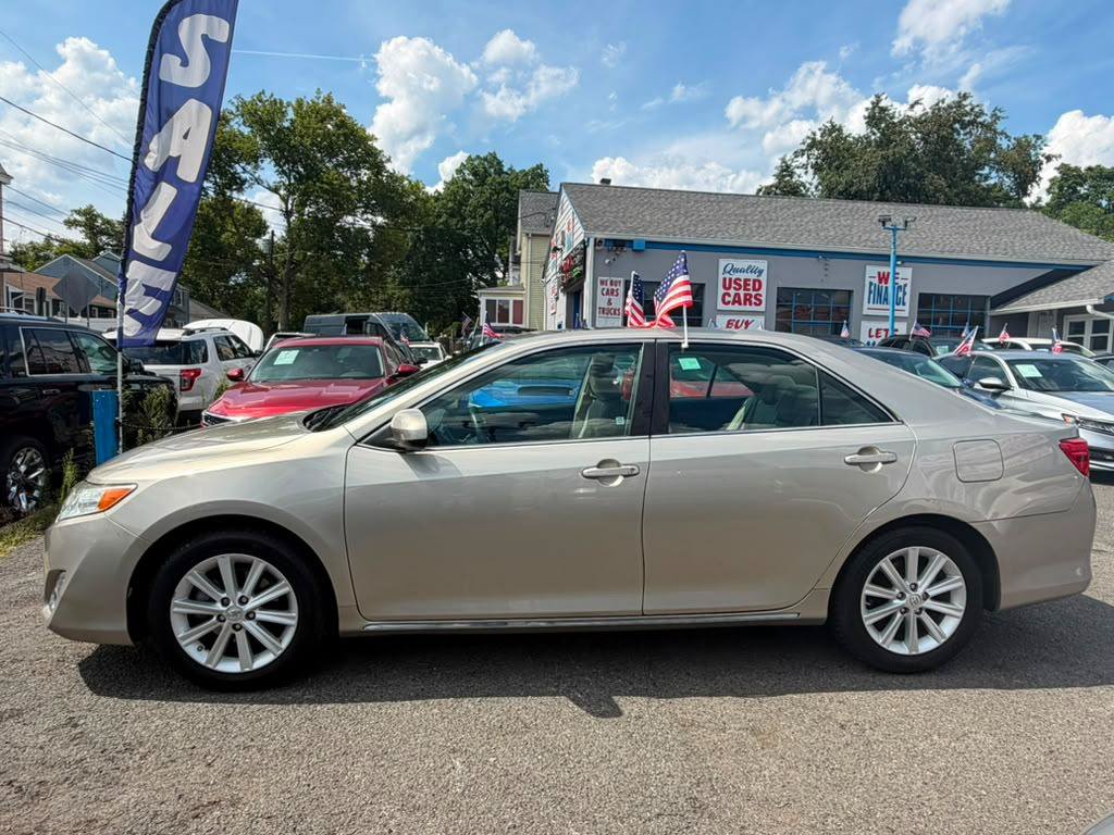 Used 2014 Toyota Camry XLE w/ Leather Package FWD image 9