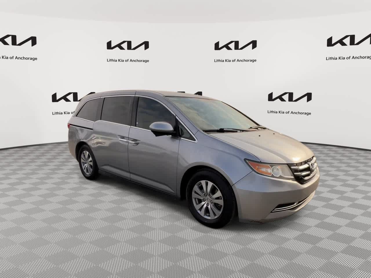 Used 2017 Honda Odyssey SE image 2