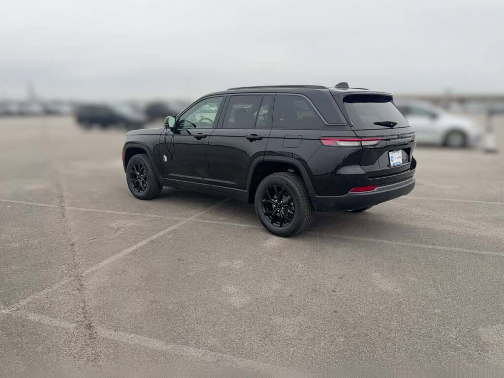New 2026 Jeep Grand Cherokee Altitude image 8