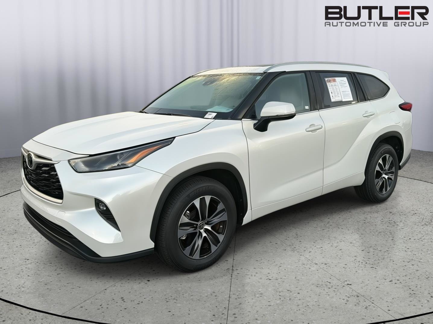Used 2023 Toyota Highlander XLE FWD image 2