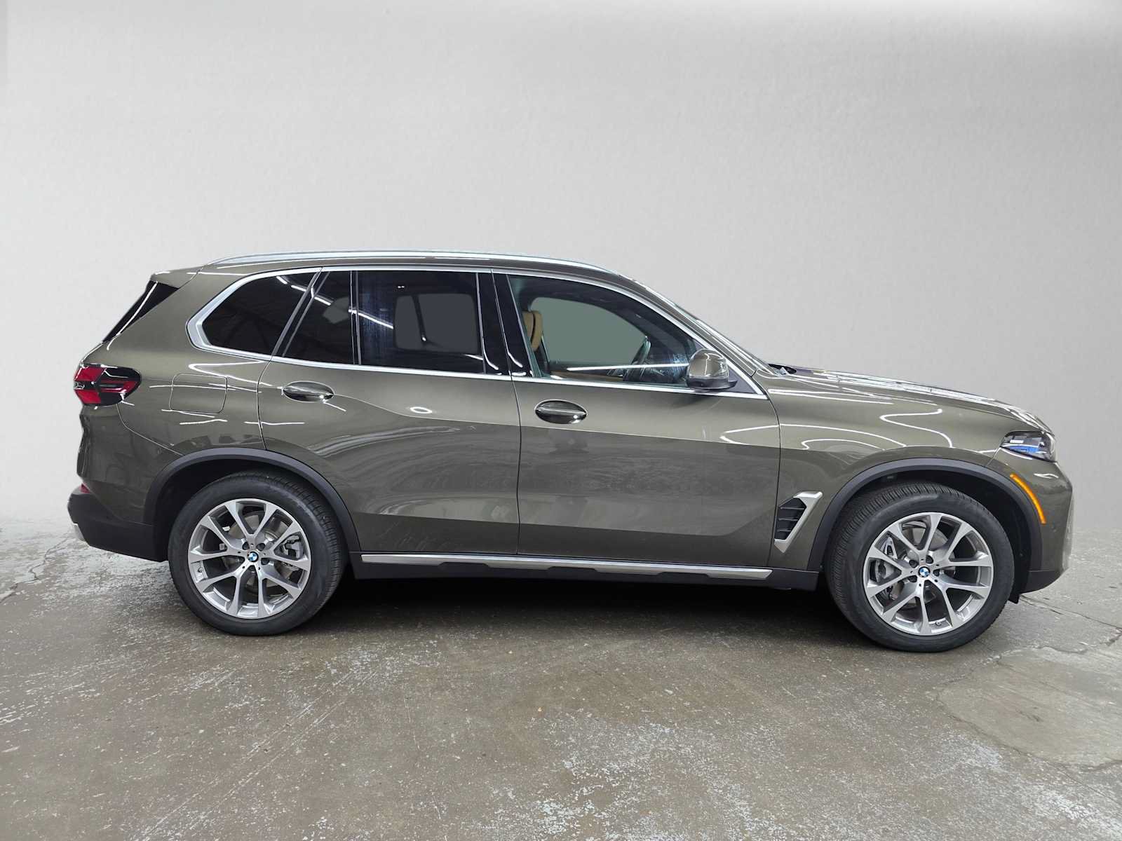 Used 2025 BMW X5 xDrive40i w/ Executive Package AWD/4WD image 2