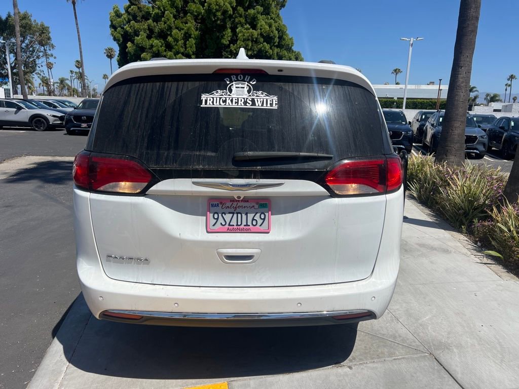 Used 2018 Chrysler Pacifica Touring-L w/ Tire & Wheel Group FWD image 4