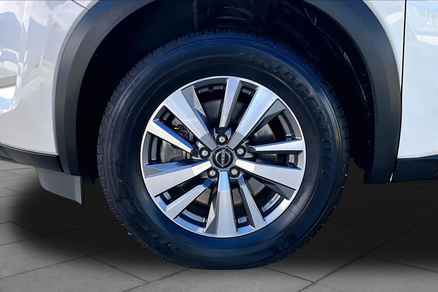 Used 2023 Nissan Pathfinder SL w/ Lighting Package (N92) FWD image 11
