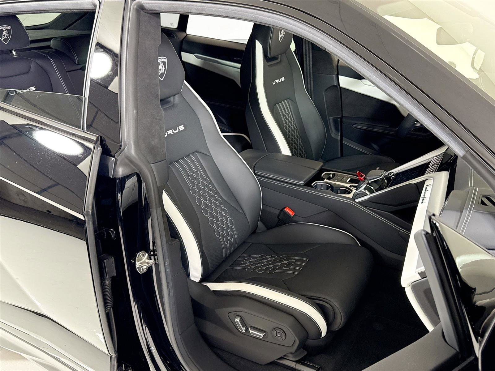 Used 2023 Lamborghini Urus S image 32