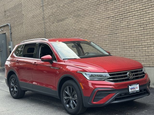 Used 2023 Volkswagen Tiguan SE FWD image 3