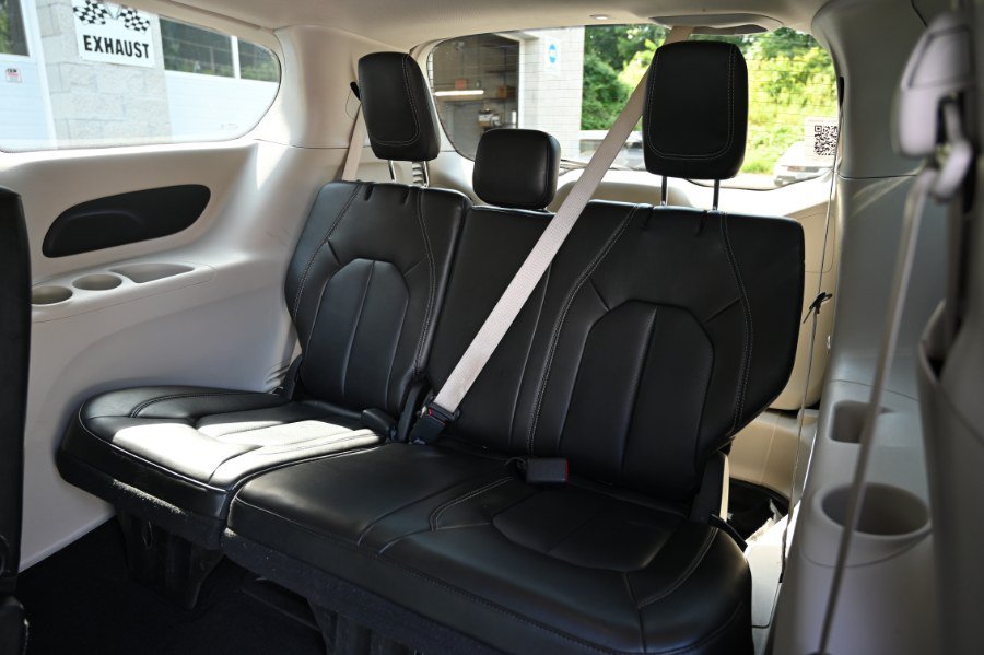 Used 2023 Chrysler Pacifica Touring-L FWD image 18