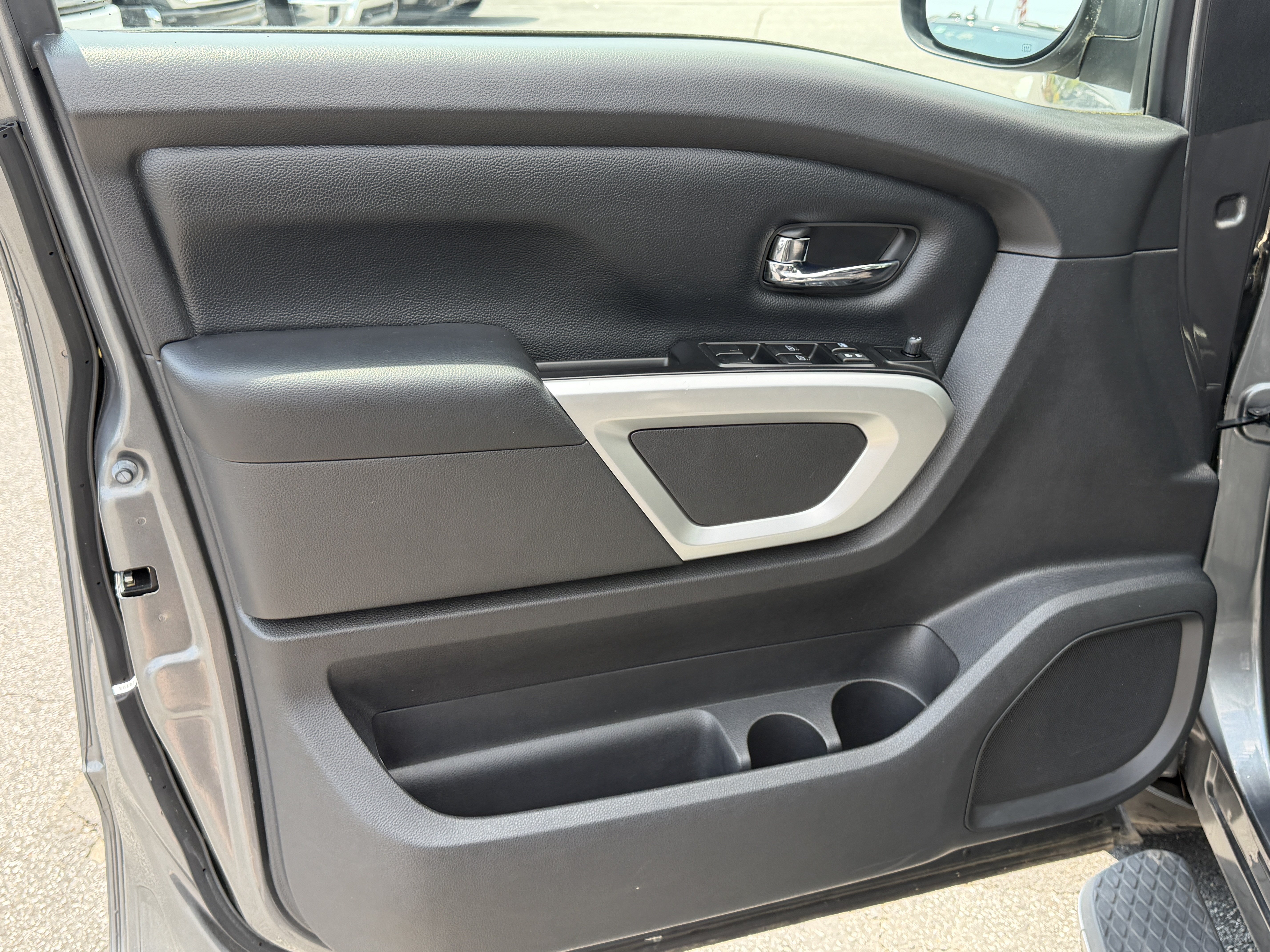 Used 2017 Nissan Titan SV RWD image 14